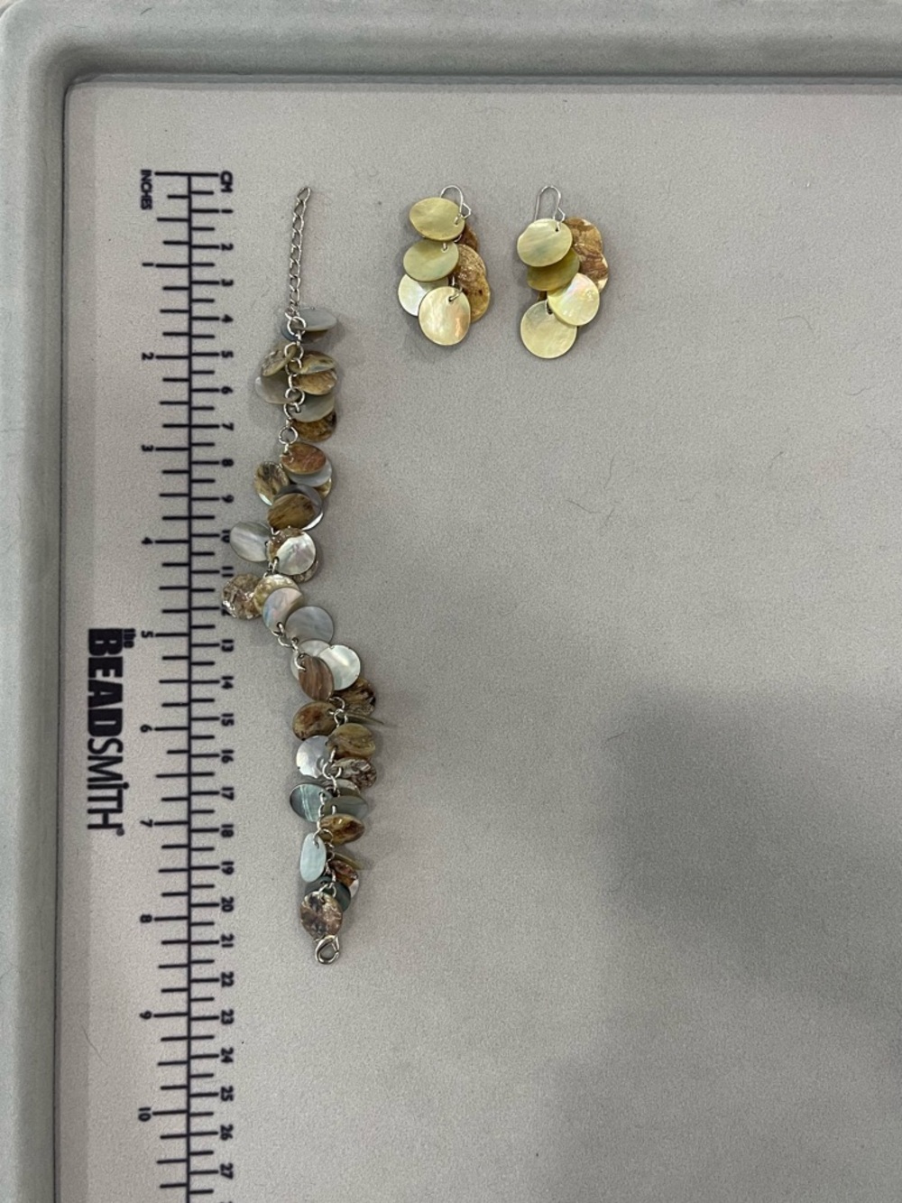 Set of 5 Bracelets and one pair of dangly shell Earrings.  Green/Yellow tones - Picture 9 of 14